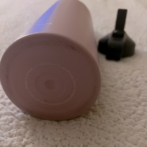 Hydro Flask Blush Bottle with Dual Lids - Picture 2 of 3